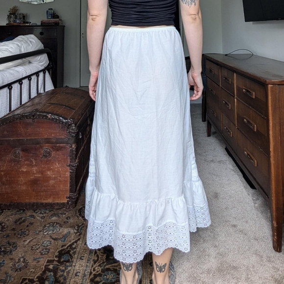 ‼️ SOLD Vintage Lady Manhattan White Lace Tiered Midi Skirt - Picture 2 of 7